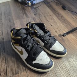 Jordan 1 Mid Kids Shoe Size 13c 