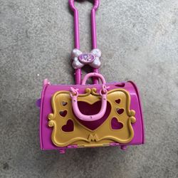 DISNEY JUNIOR MINNIE MOUSE MINNIE'S HAPPY HELPERS PET CARRIER WITH WHEELS.