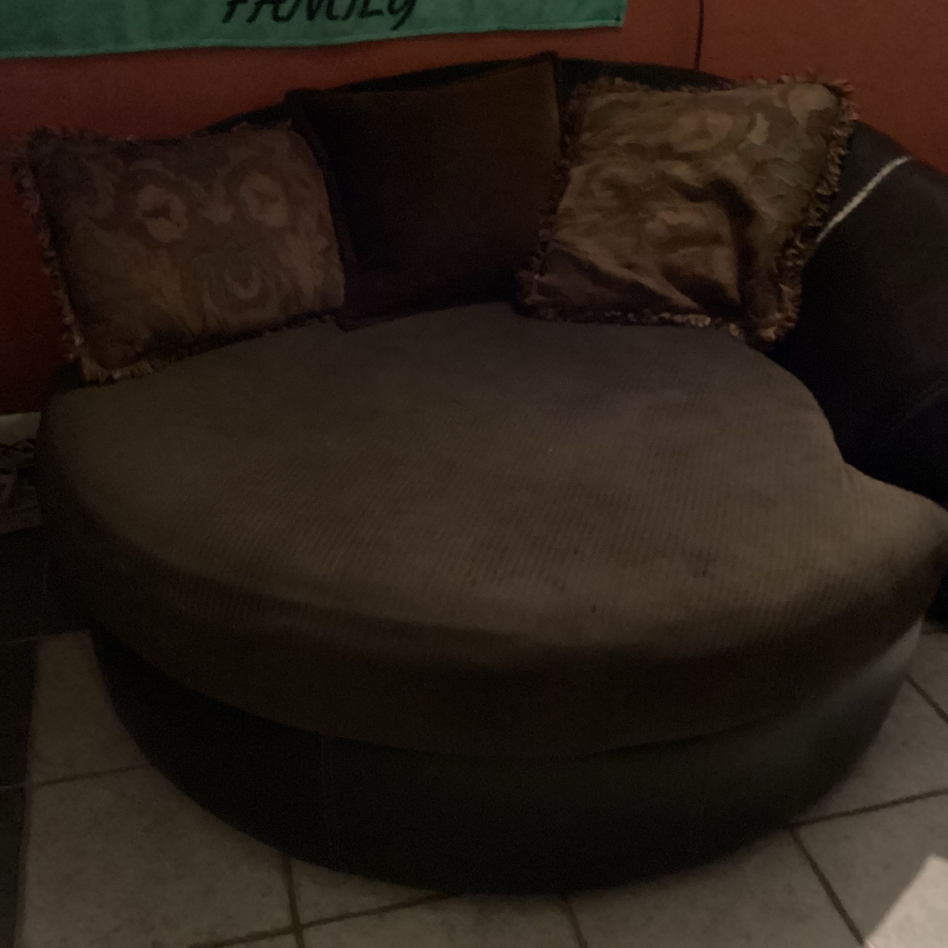 BROWN LEATHER OVERSIZE CHAIR
