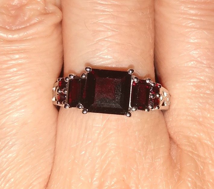 New In Box With Tags Genuine Garnet Sterling Silver 💍!