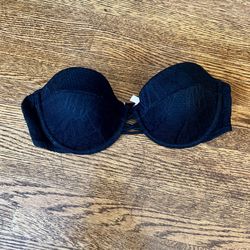 Victoria’s Secret Black Lace Strapless Bikini Top 34C from 2015 has padding 