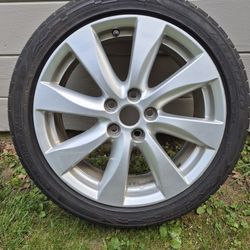 215/45ZR18 Tire and Aluminum Rim