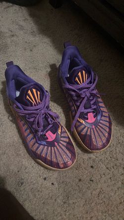 Basketball shoes kyries size 9