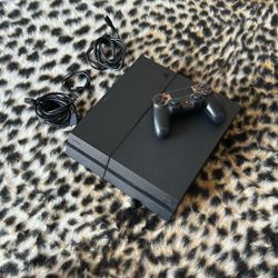 PlayStation 4 Console Bundle – Controller + Games Included (Great Condition)