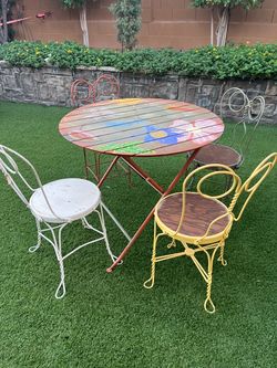 Adorable Eclectic bistro table & 4 chairs ( metal )