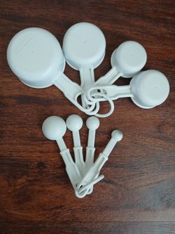 ✨️Vintage 8-piece plastic measuring set 4 measuring cups & 4 measuring spoons✨️