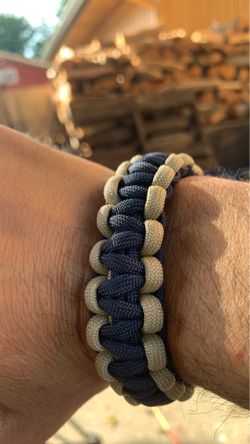 Paracord survival bracelet