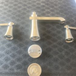 MOEN FLARA 3head Roman Tub Faucet  