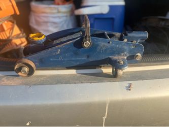 2-Ton Hydraulic Floor Jack (Includes Handle)