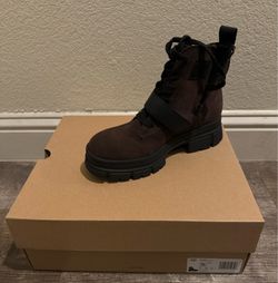 New in box Ugg Ashton Lace Up boot size 7