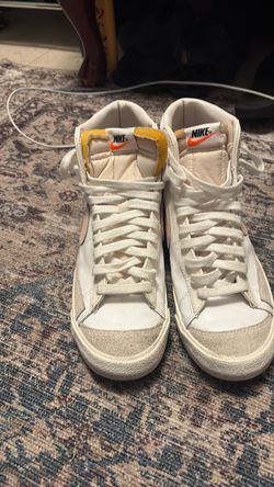 Selling my Nike shoes men’s shoes size 9 white color