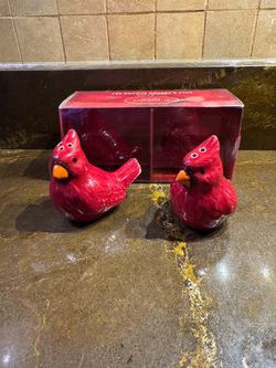 NIP St. Nicholas Square Yuletide Red Cardinal Bird Salt & Pepper Shaker Set