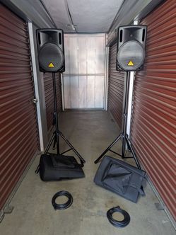 Behringer Eurolive B212D Speakers + stands + cases