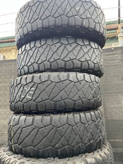 Vendo 285/70/ar17 las 4 llantas nittos por $200