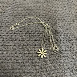 Woman stealing silver 925 necklace beautiful  flower shape 