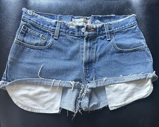  Women’s Levi’s 550 relaxed Blue Denim Women's Shorts size 32  16 waist  Inseam 1”