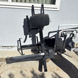 Hitch mounted wheelchair lift