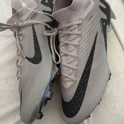 Soccer shoes