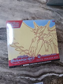 PARADOX RIFT Pokemon Center Exclusive Elite Trainer Box ( Roaring Moon )