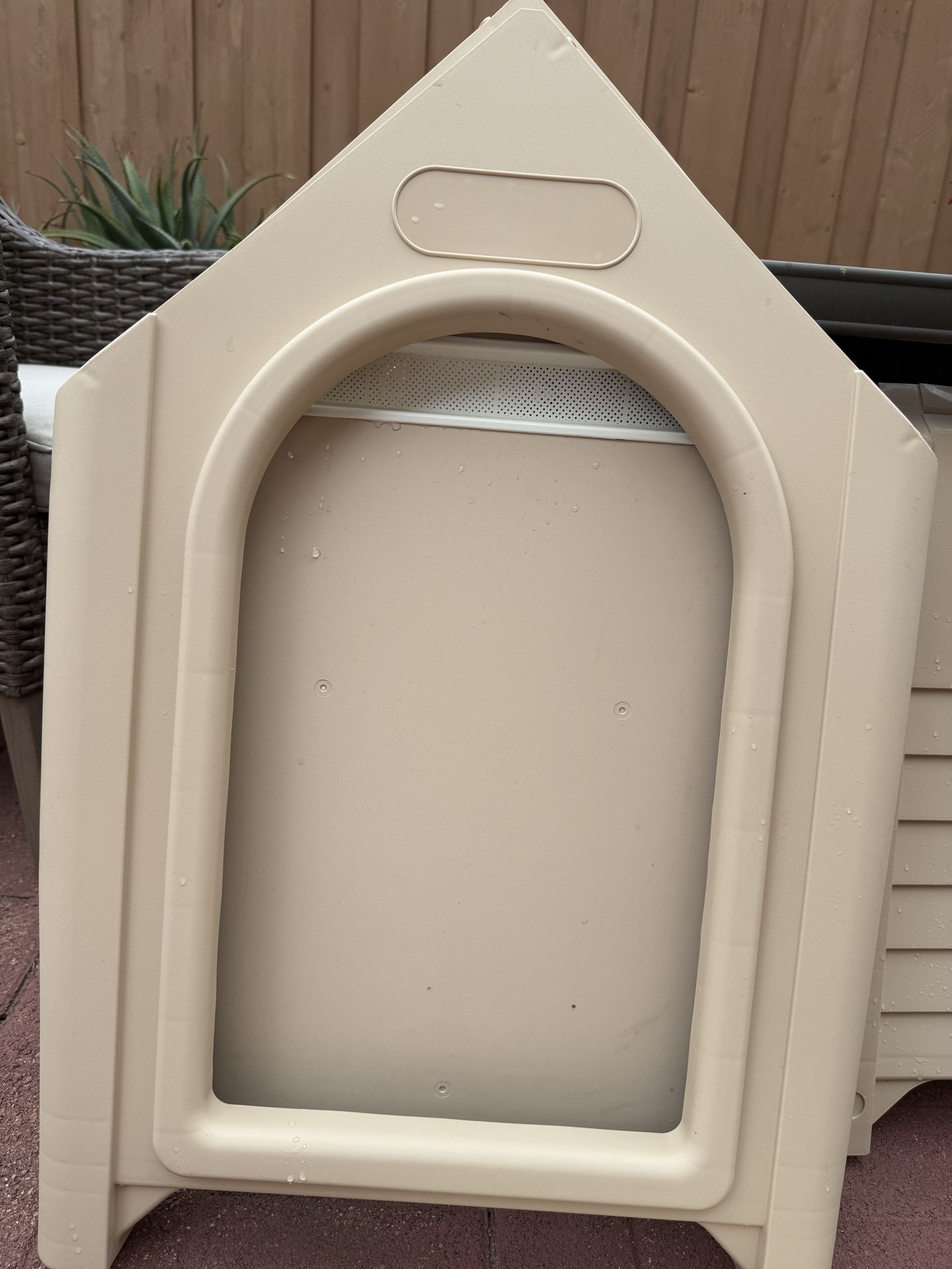 Plastic Dog House  (Beige / Brown) 🏠