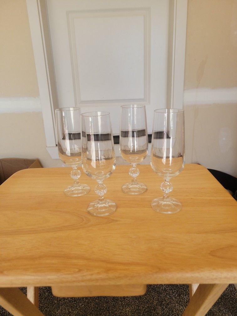 Free Champagne Flutes 