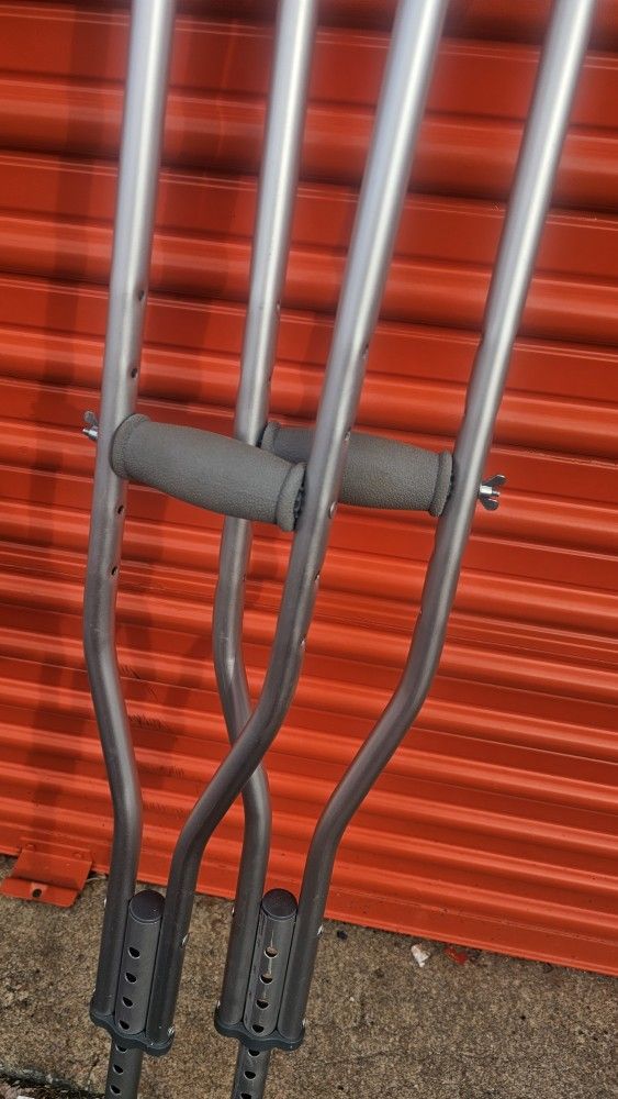  adjustable axillary crutches,