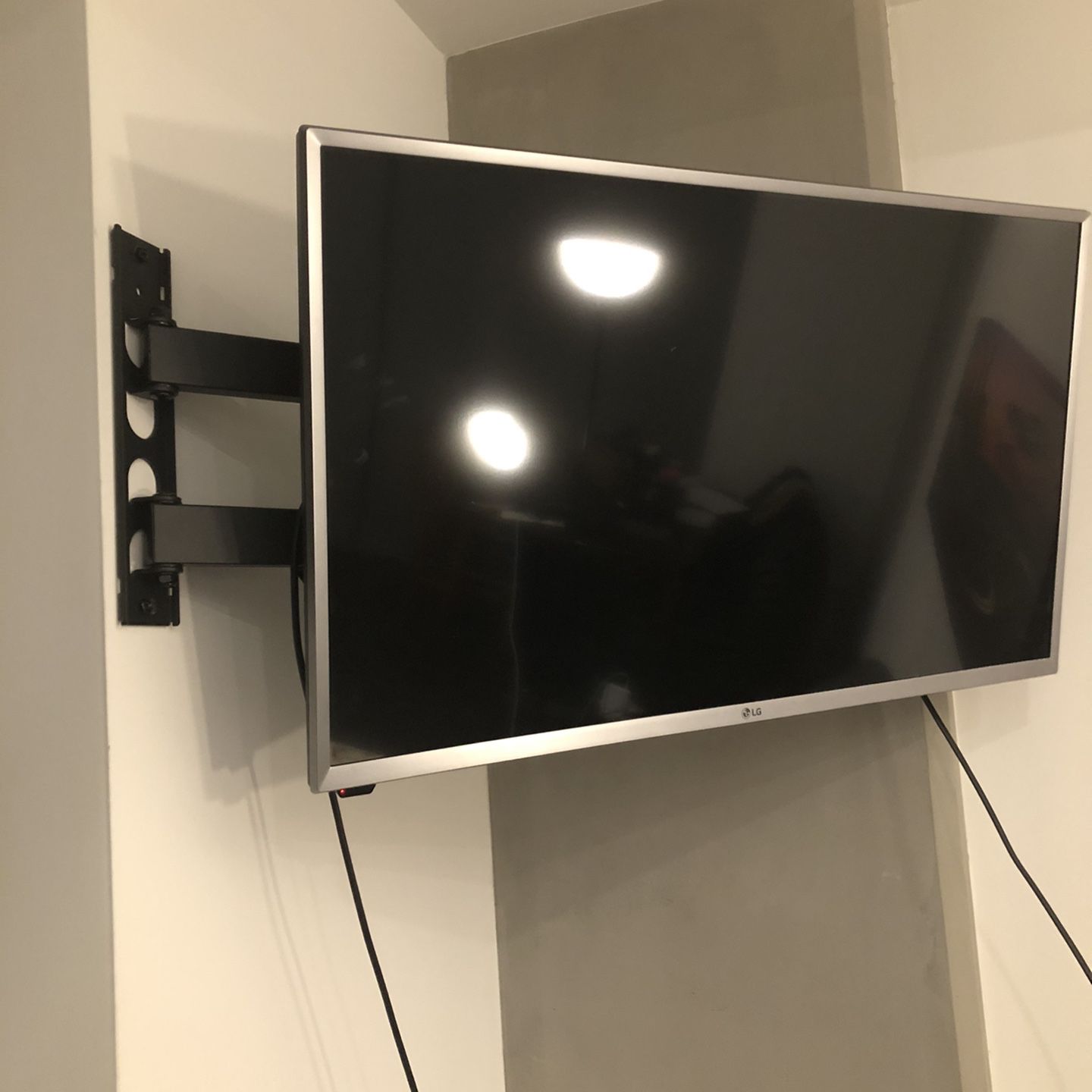 32-inch LG TV and Wall Mount