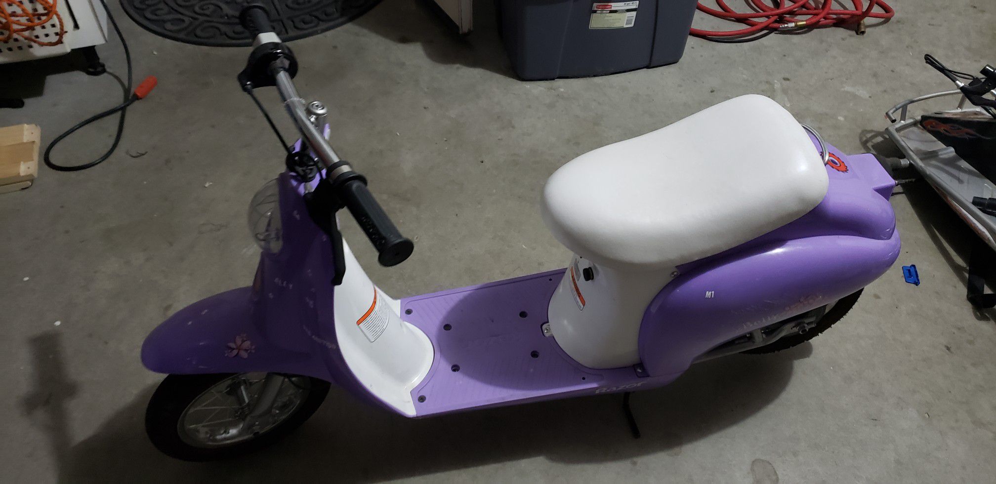 Razor electric scooter . Runs like new. Your child will love it