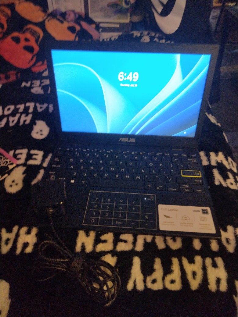 Asus Laptop New Bairly Used Got It For Collage Classes just Never Used It. New with Charger And Laptop Bag.