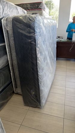 Queen mattress serta perfect sleeper 13.5”