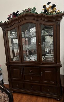 Vintage‑Style Glass Door Hutch – Excellent Condition