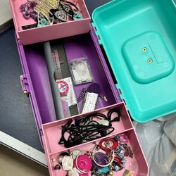 Vintage Caboodle box with jewerly