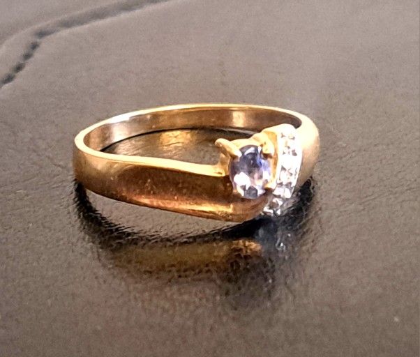 10k Gold Ring with Purple Topaz Oval Gemstone - Size 7
