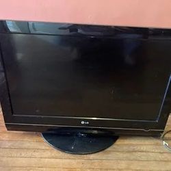 38" LG HDTV w/Swivel Stand