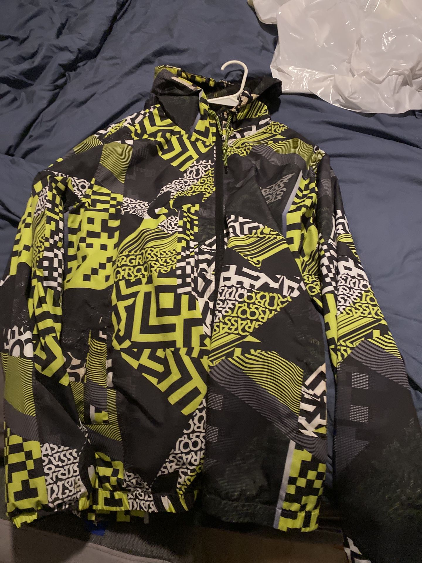 Grassroots XL lightweight jacket. rain and wind style. black green pattern