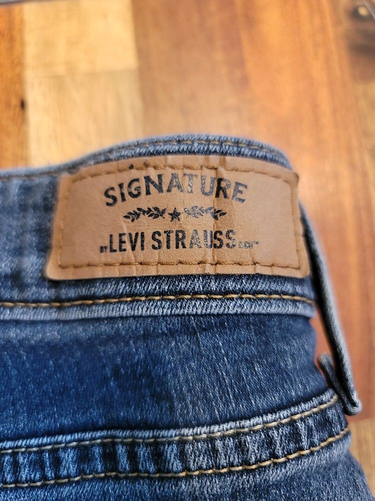 Ladies Signature Levi Strauss 16M