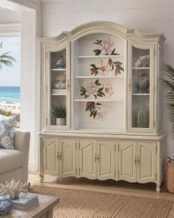 Thomasville Vintage French Provincial Hutch Cabinet /Sideboard