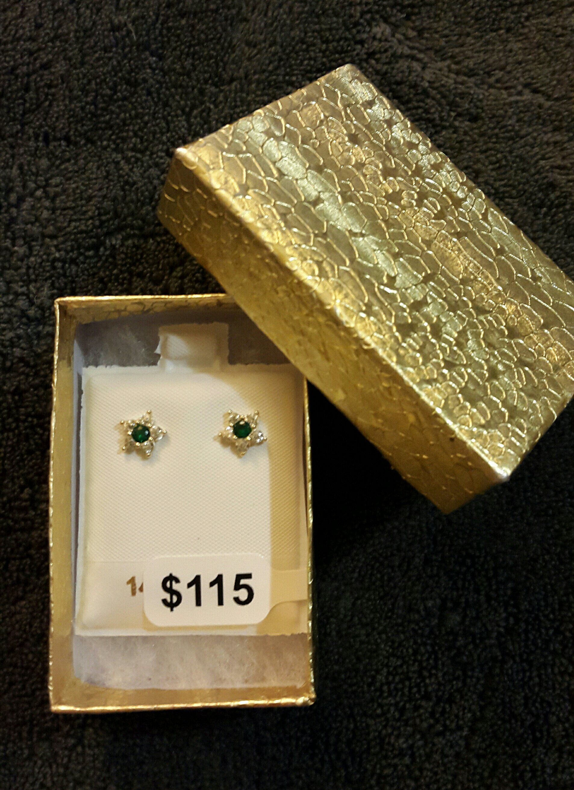 14k Women/girl flowers earrings/ Aretes de florecitas para mujer o niña de oro 14k
