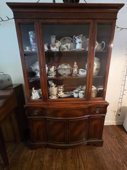 Beautiful Vintage China cabinet: plates NOT included.