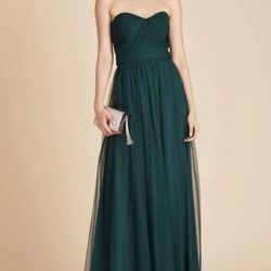 Elegant strapless emerald green maxi dress with a sweetheart neckline. Soft chiffon layers create flowing movement and a flattering silhouette. Fitted
