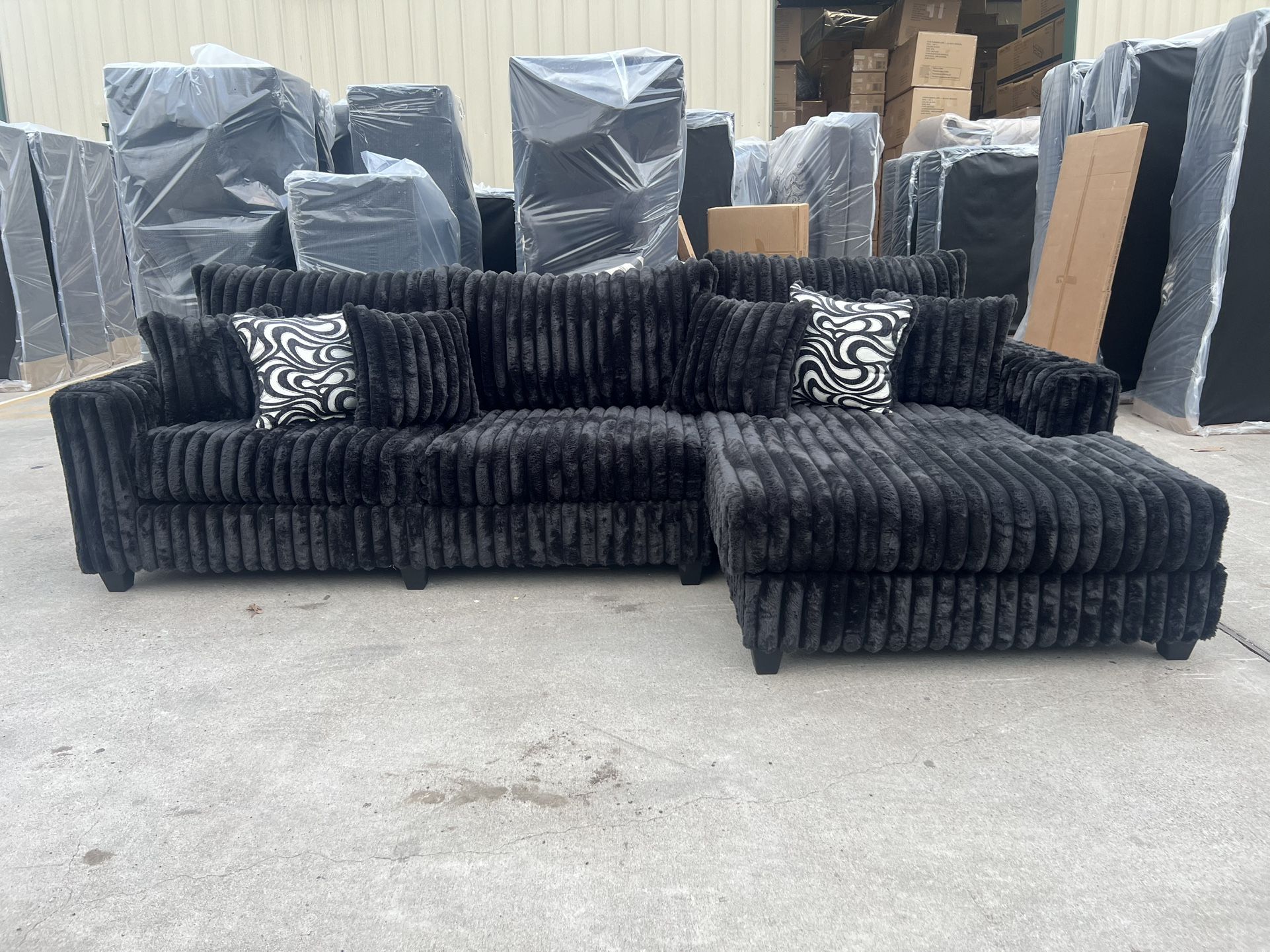 Sectional Oversized Black W Pillows Fur