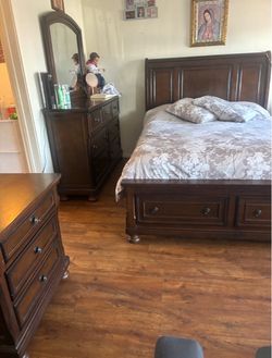 Beautiful Solid Wood Bedroom Set 🤎