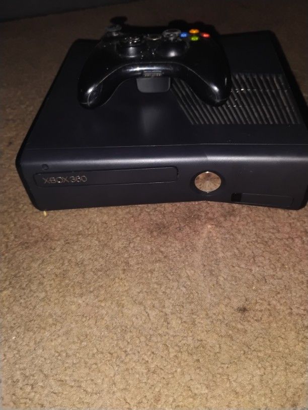 Xbox 360 w/ Wireless Controller & Games