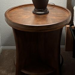 Hooker Furniture Set of 2 matching solid wood side tables