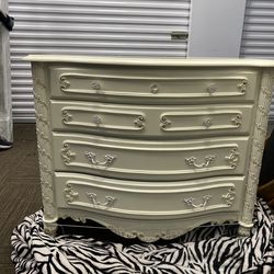 White and gold details sideboard buffet