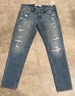 New with tags Hollister boyfriend distressed jeans size 3. $25 firm located in menifee 