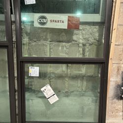 Bronze hurricane-resistant vertical window. Ventana vertical anti huracán en bronce