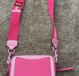 Marc Jacob’s pink bag.