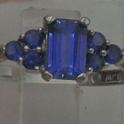 10KT WHITE GOLD RING WITH SYNTHETIC BLUE STONES 1.6 GRAMS SIZE 8 MINT