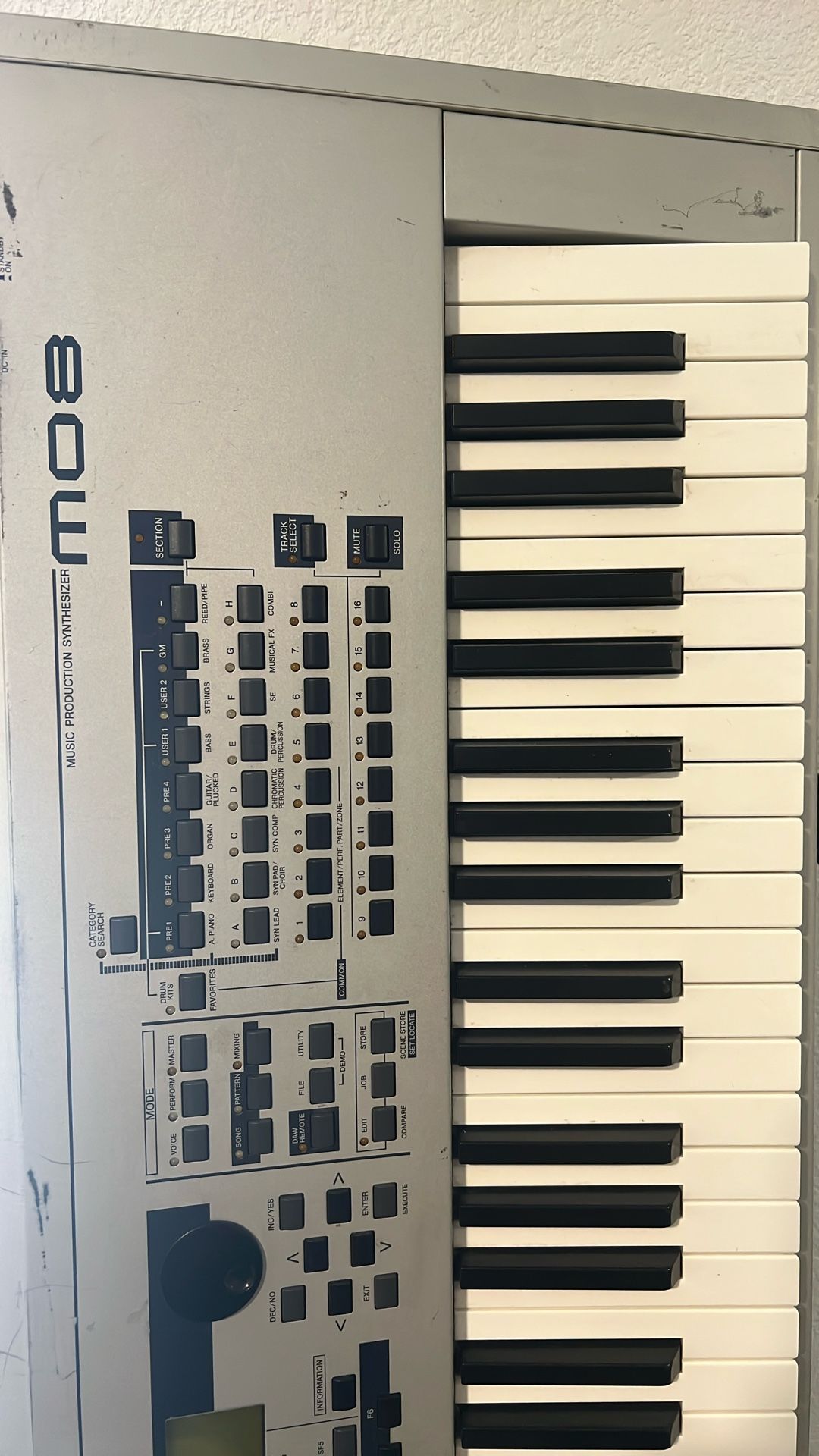 Yamaha M08 Workstation